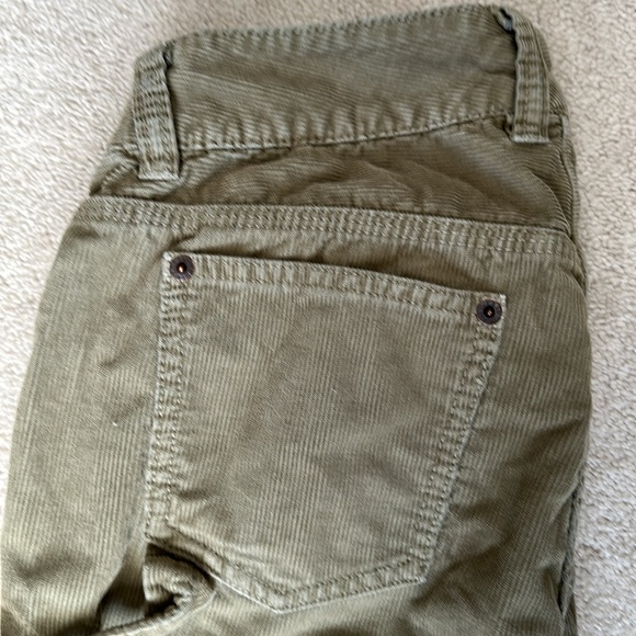 J Crew Favorite Fit Corduroy Cargo Pants in Soft Olive Green - Size 10P - Picture 4 of 6